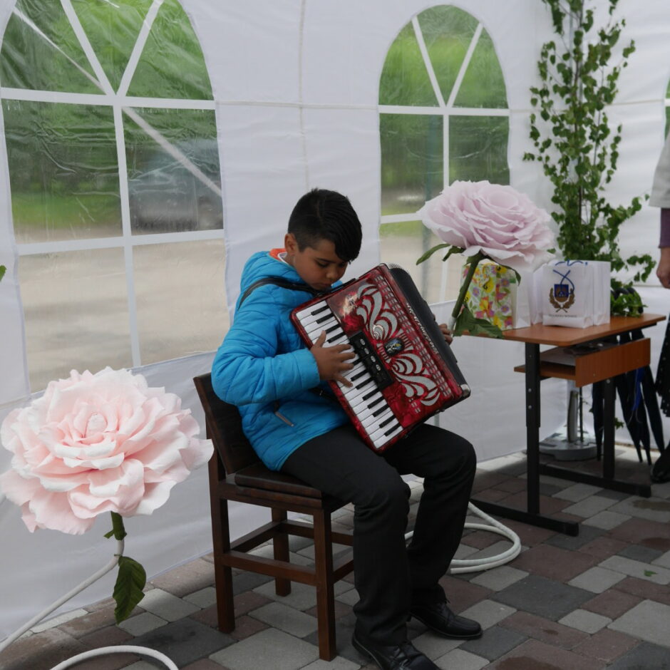 Skolēns spēlē akordeonu 2021. gada izlaidumā