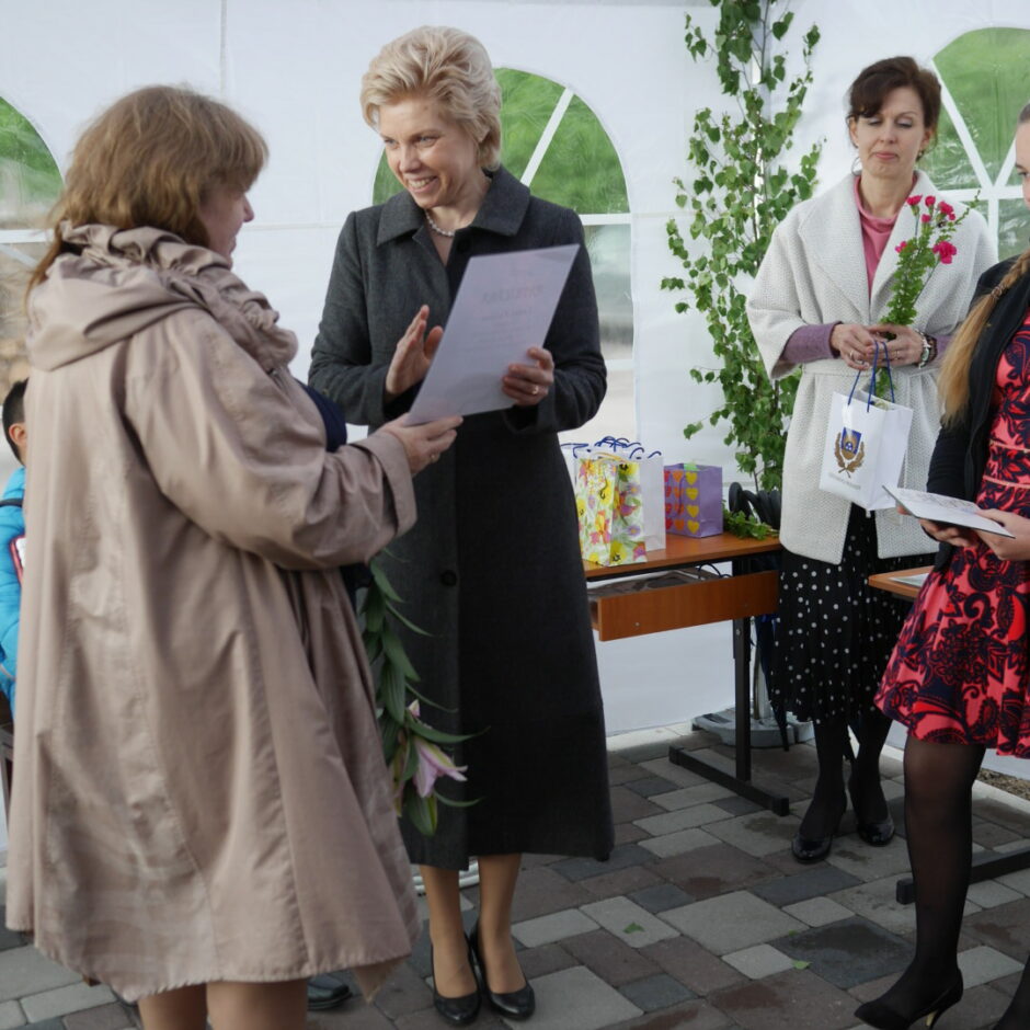 Direktore sveic absolventi un viņas mammu 2021. gada izlaidumā