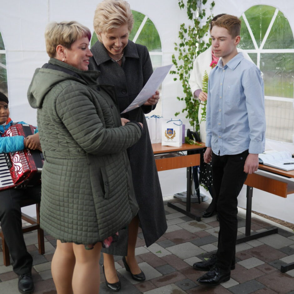 Direktore sveic absolventu un viņa mammu 2021. gada izlaidumā