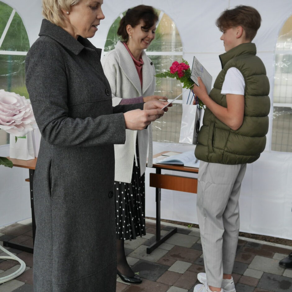 Skolotājas sveic absolventu 2021. gada izlaidumā