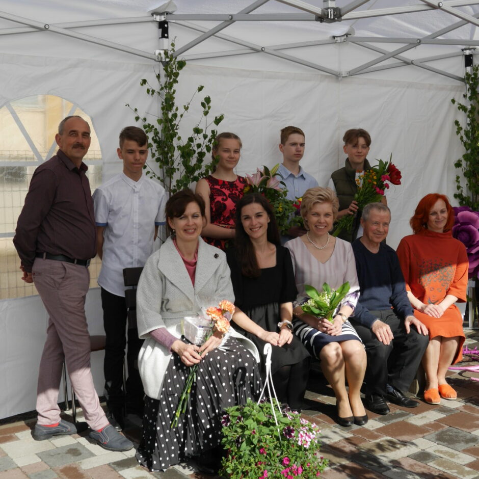 Salgales MMS 2021. gada absolventi ar skolotājiem izlaidumā