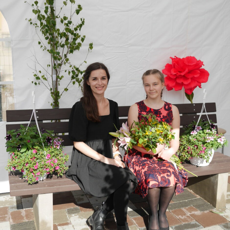 Salgales MMS 2021. gada klavierspēles programmas absolvents ar skolotāju izlaidumā