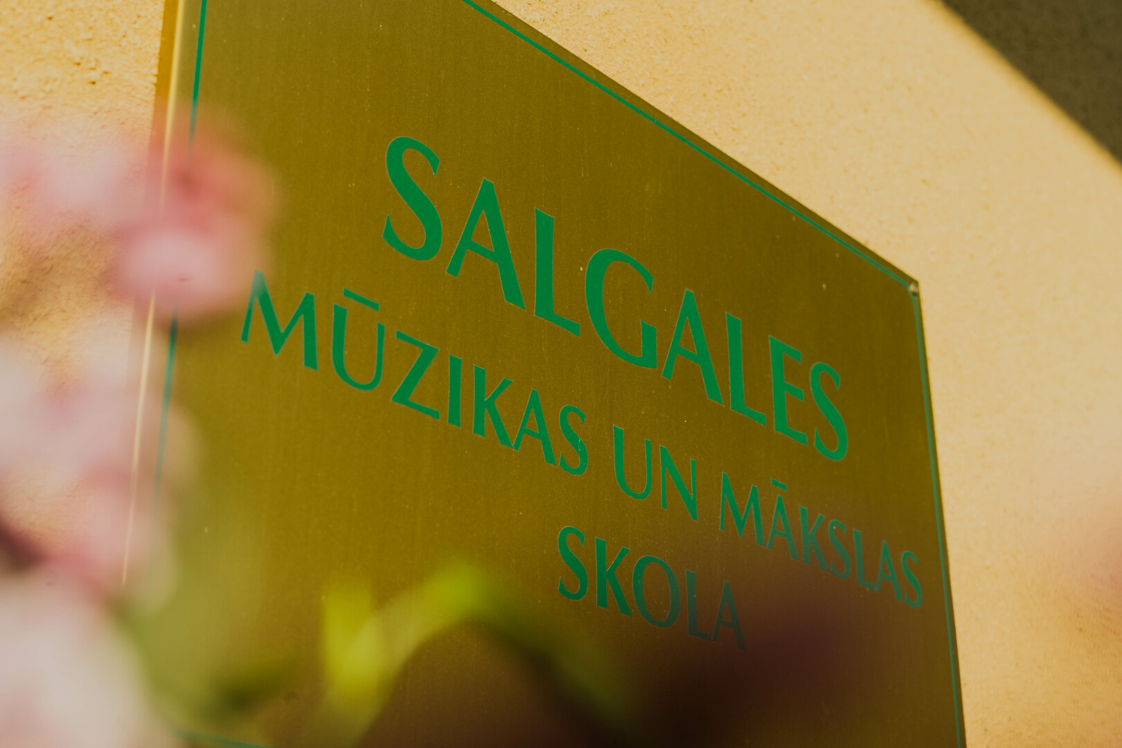 Salgales MMS nosaukuma plāksne pie skolas