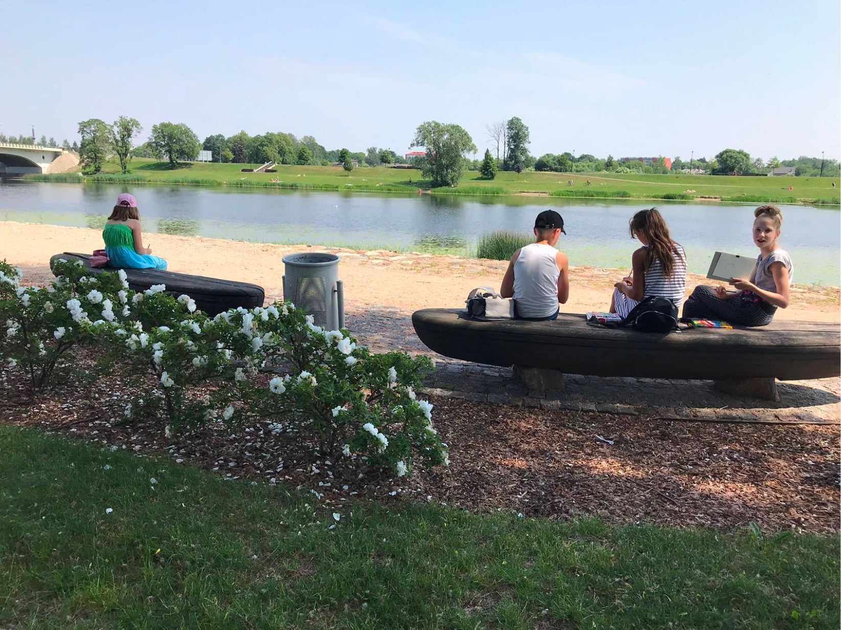 Četri bērni uz soliņa zīmē lielupi Jelgavā