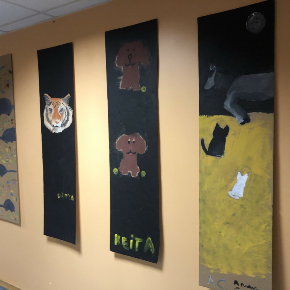 Bērnu gleznojumi izstādē, dzīvnieki.