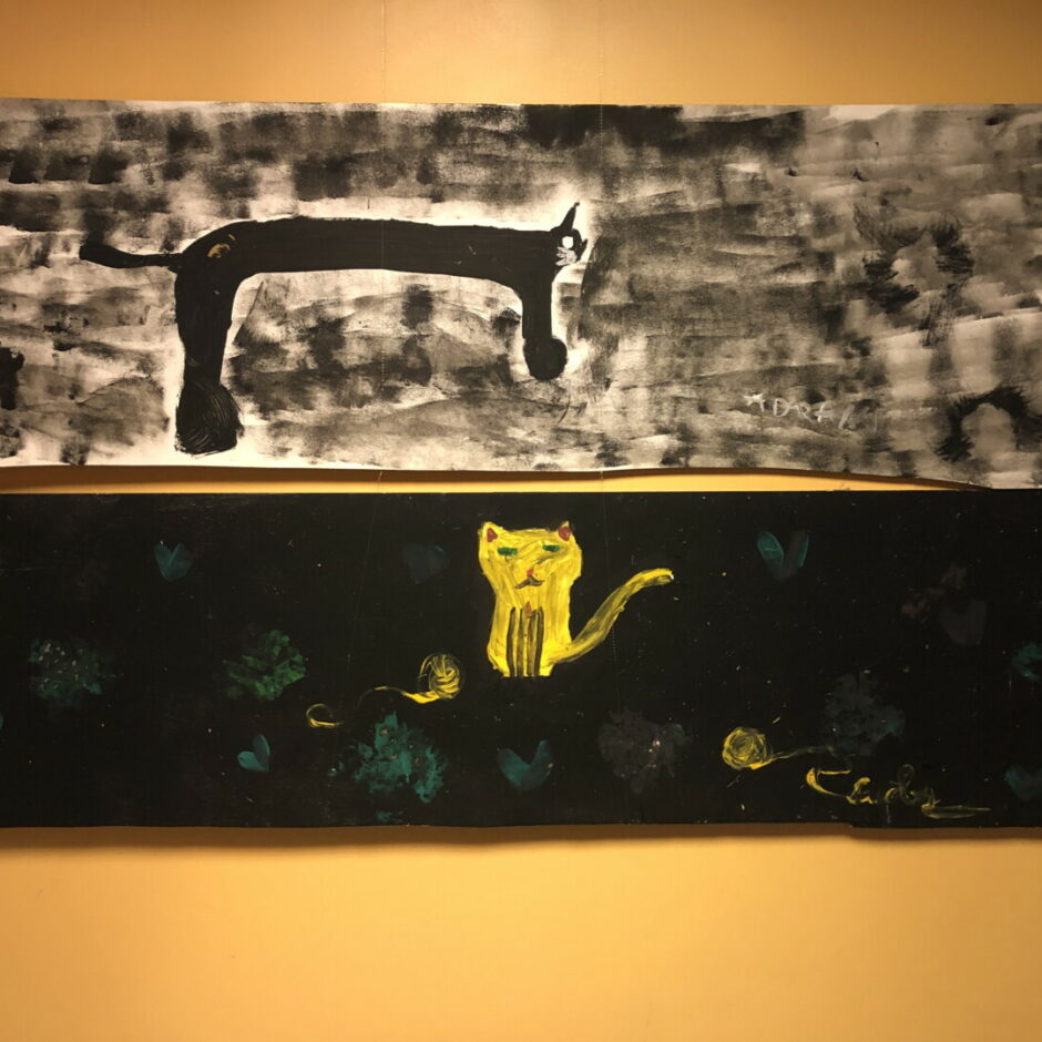 Bērnu gleznojumi izstādē. Kaķi.