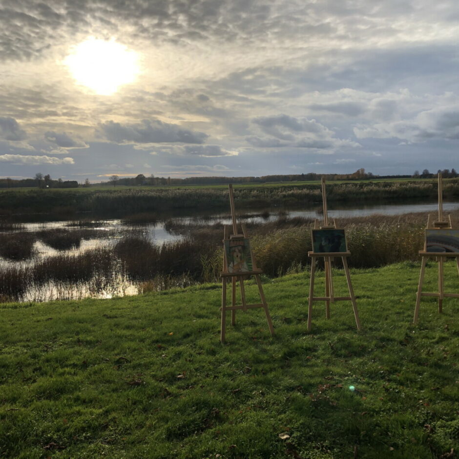 Lielupes krasts ar molbertiem un gleznām