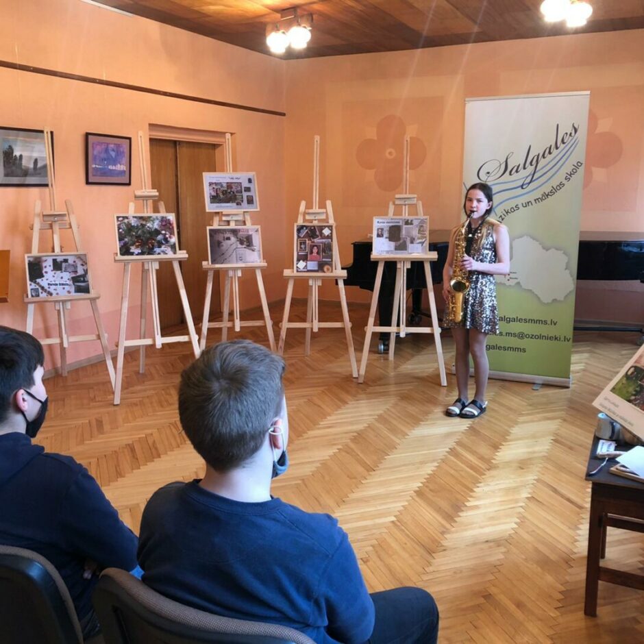 Mākslas programmas audzēkņu valsts konkursa I kārtas noslēguma pasākumā meitene spēlē saksafonu