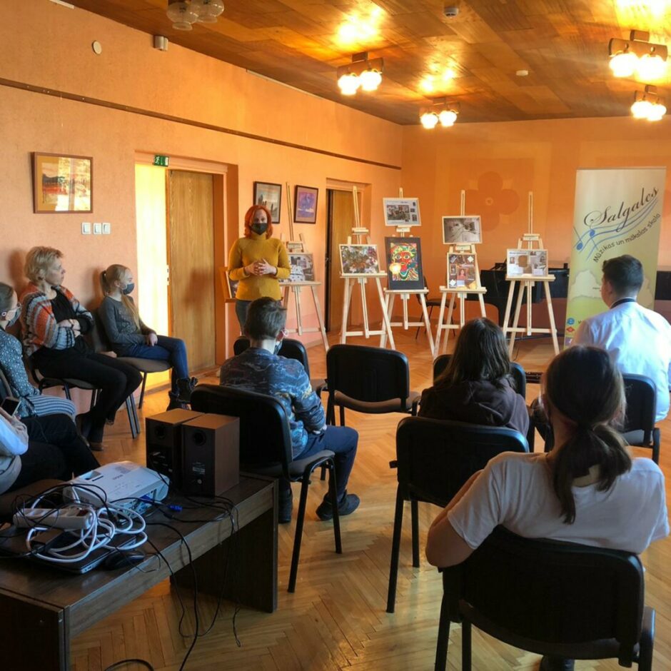 Mākslas programmas audzēkņu valsts konkursa I kārtas noslēguma pasākumā skolēnus uzrunā skolotāja I.Šuca