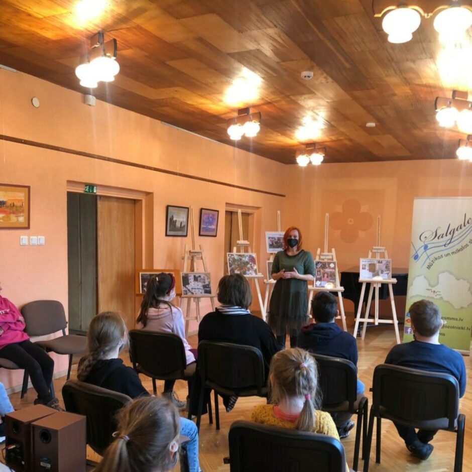 Mākslas programmas audzēkņu valsts konkursa I kārtas noslēguma pasākumā skolēnus uzrunā skolotāja I.Šuca