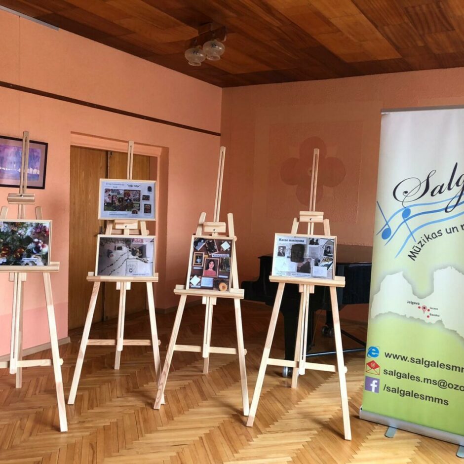 Mākslas programmas audzēkņu valsts konkursa I kārtas noslēguma pasākumā izstādītas gleznas uz molbertiem