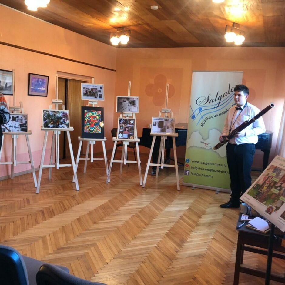 Mākslas programmas audzēkņu valsts konkursa I kārtas noslēguma pasākumā puisis spēlē fagotu un direktore piesaka priekšnesumu