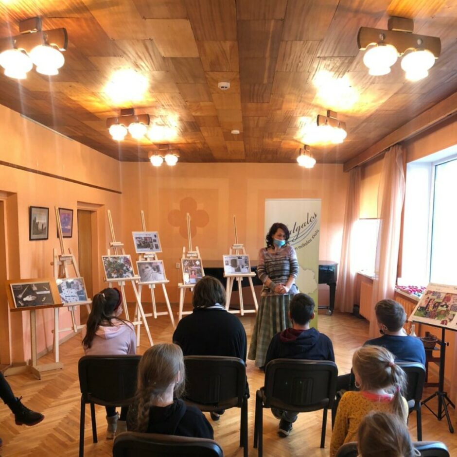 Mākslas programmas audzēkņu valsts konkursa I kārtas noslēguma pasākumā skolēnus uzrunā skolotāja A.Kaltigina