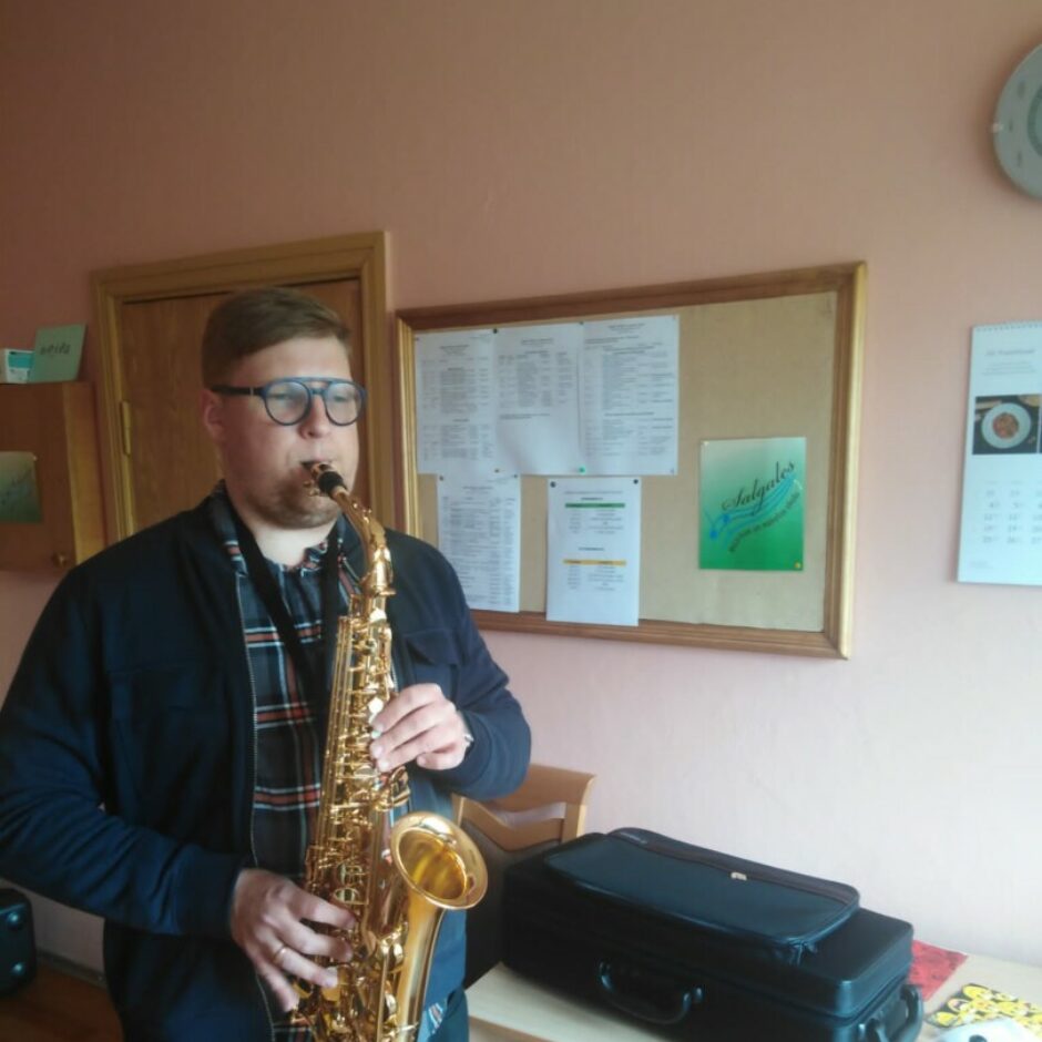 Skolotājs Artūrs Sebris iemēģina jauno saksofonu