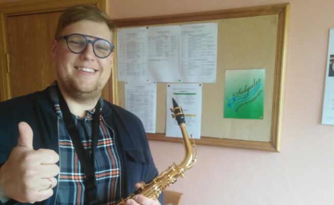 Skolotājs Artūrs Sebris iemēģina jauno saksofonu