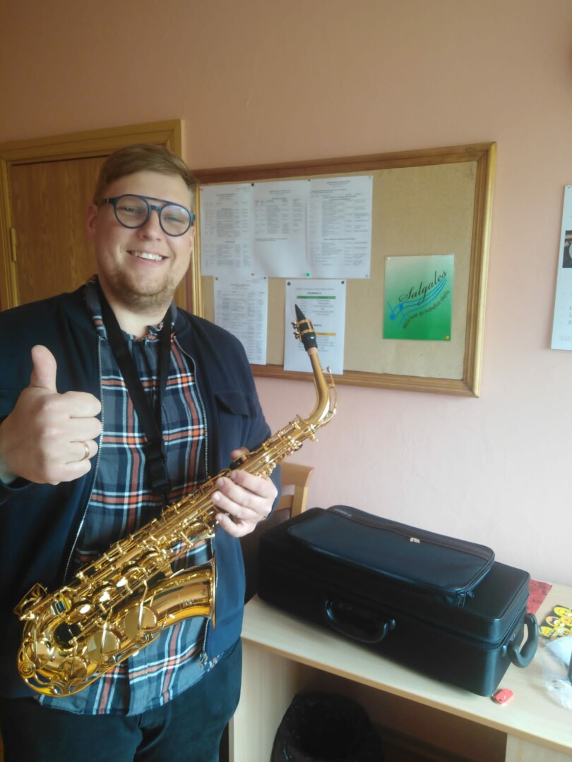 Skolotājs Artūrs Sebris iemēģina jauno saksofonu