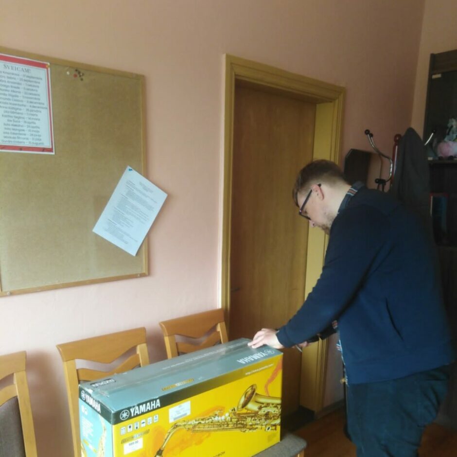 Skolotājs Artūrs Sebris atpako jaunu saksofonu