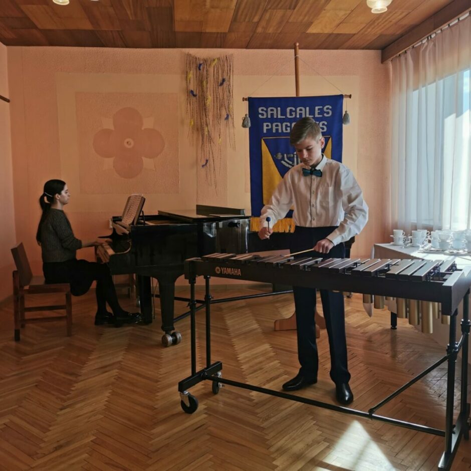 Izglītojamais spēlē skaņdarbu uz ksilafona