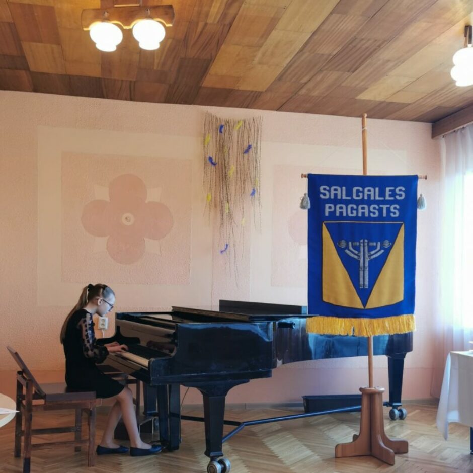 Izglītojamā spēlē skaņdarbu uz klavierēm