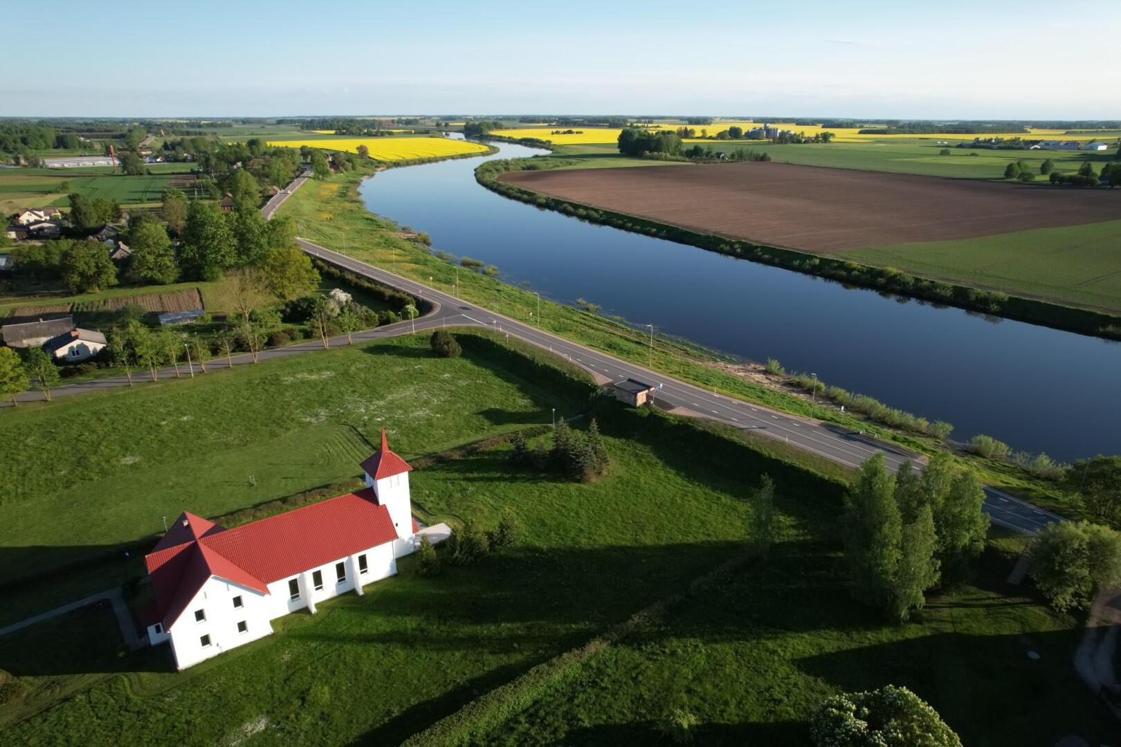 Salgales baznīca no putna lidojuma