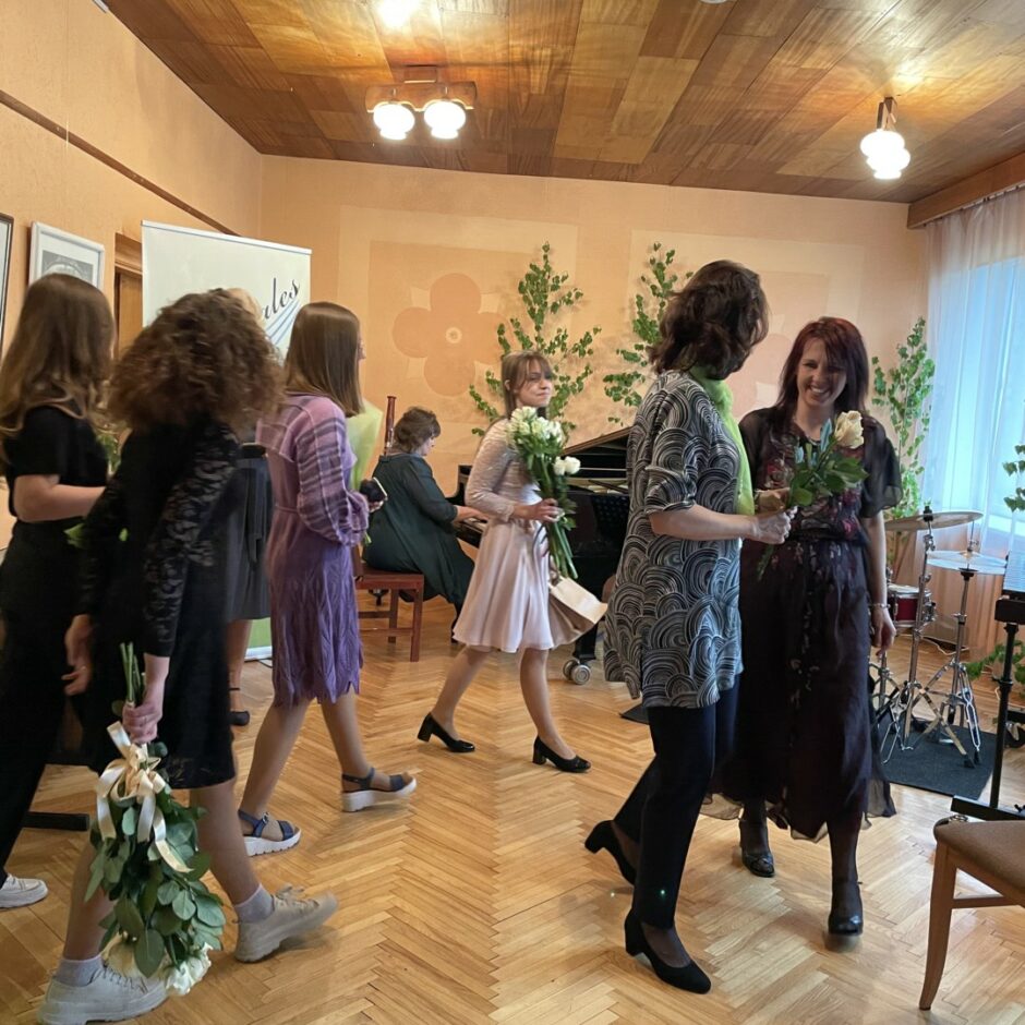 Salgales Mūzikas un mākslas skolas izlaidumā ienāk pedagogi un absolventi