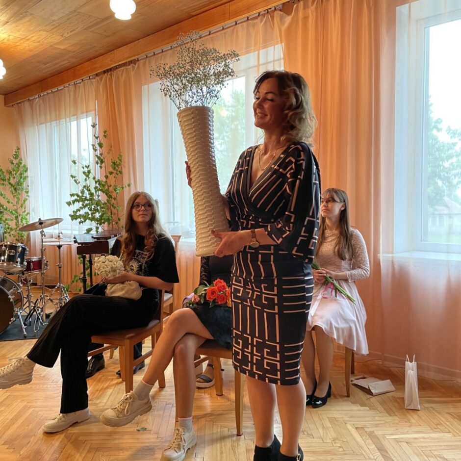 Salgales Mūzikas un mākslas skolas izlaidumā vecāki pasniedz skolai dāvanu