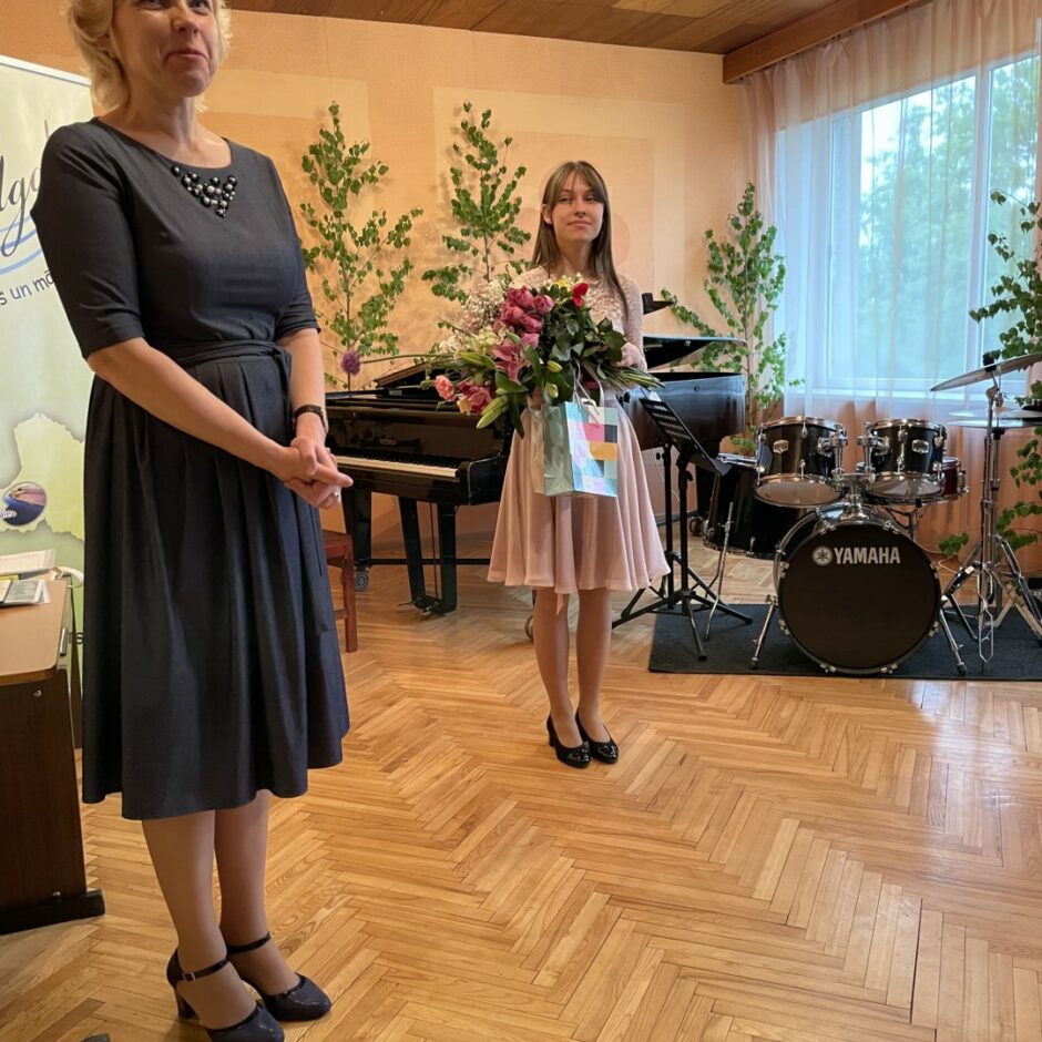 Salgales Mūzikas un mākslas skolas izlaidumā absolvente un direktore