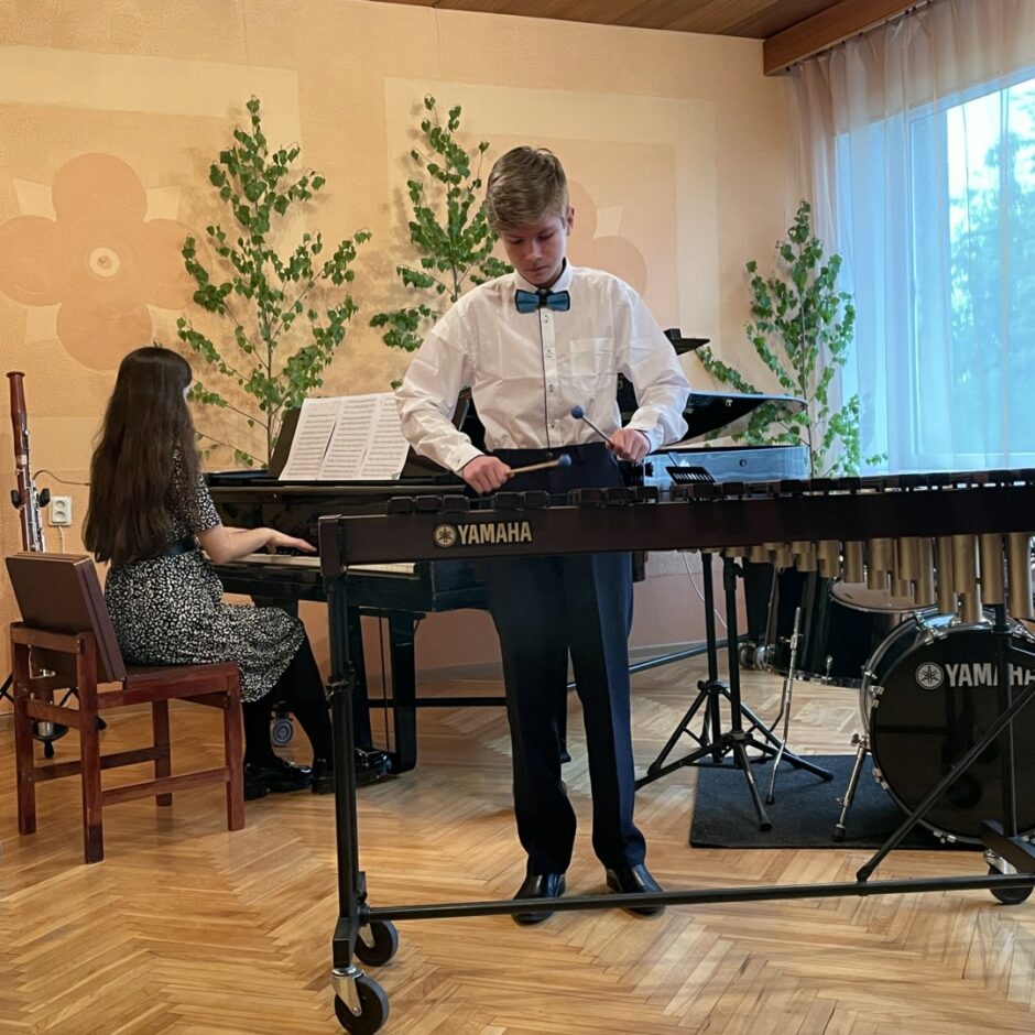 Salgales Mūzikas un mākslas skolas izlaidumā uzstājas absolvents pie marimbas