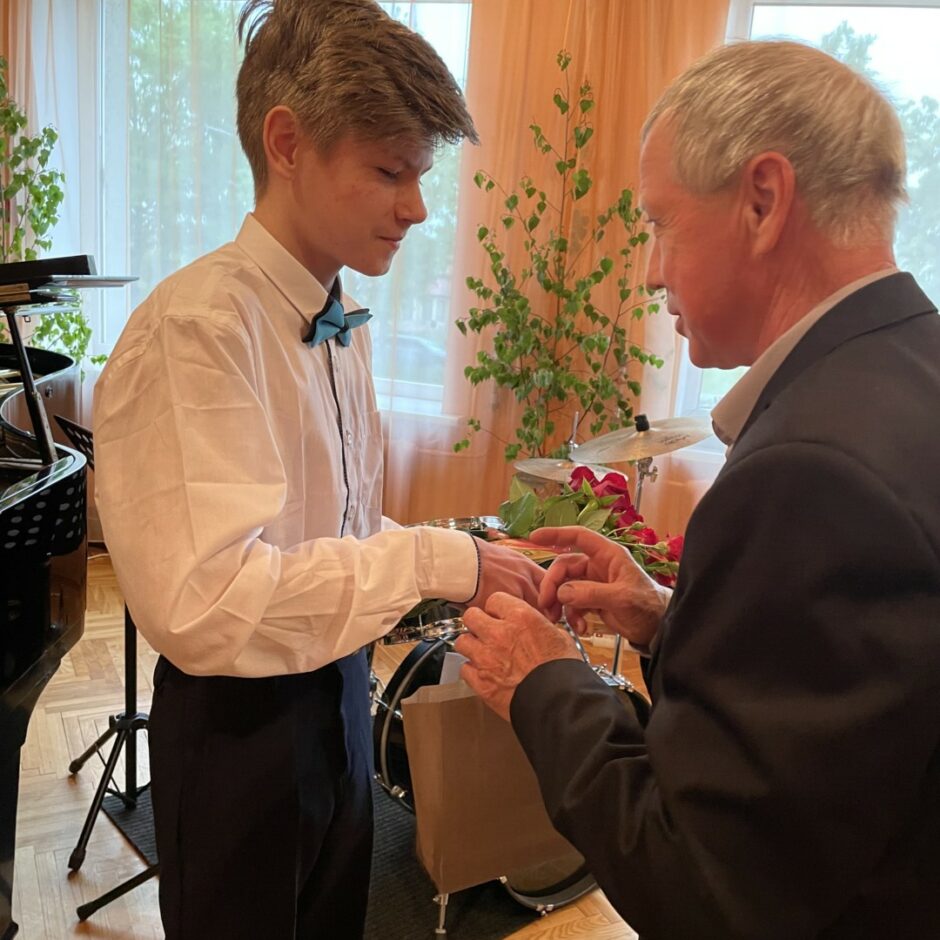 Salgales Mūzikas un mākslas skolas izlaidumā skolotājs sveic absolventu