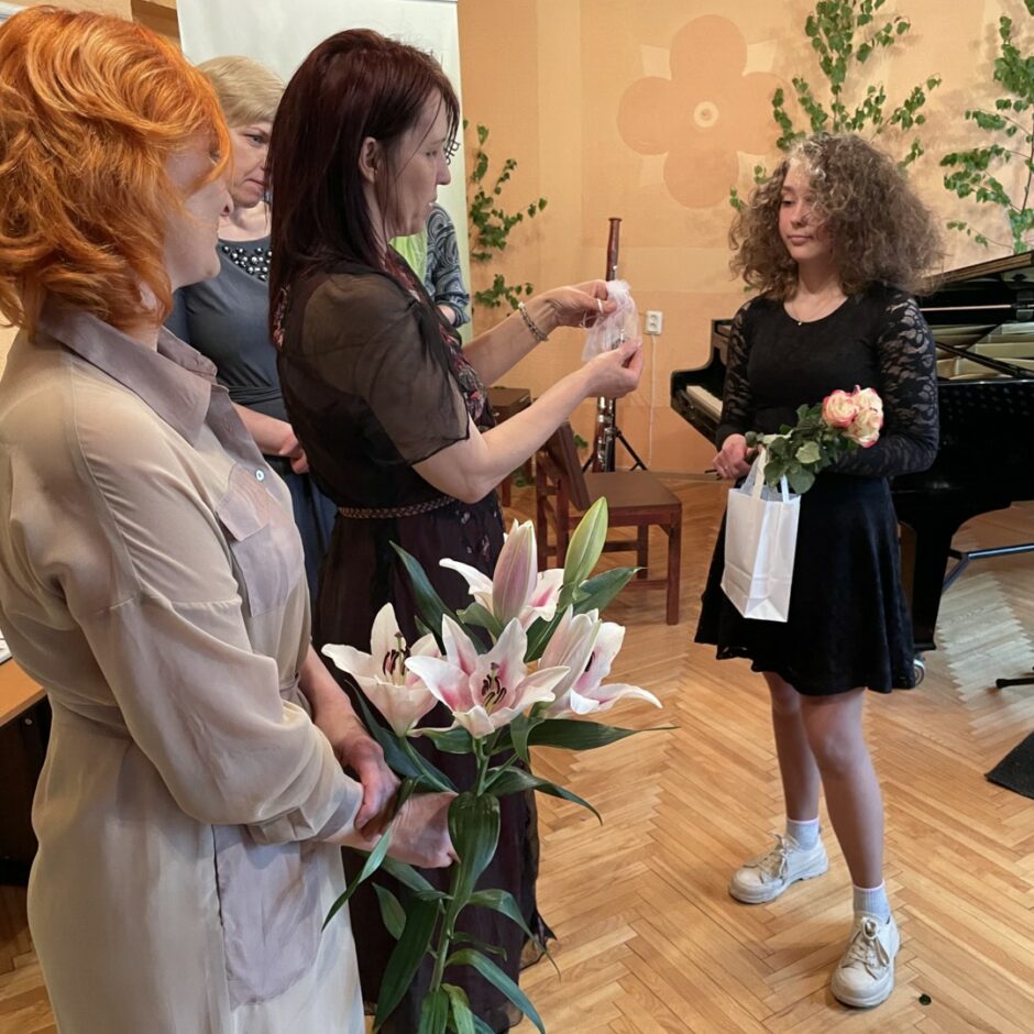 Salgales Mūzikas un mākslas skolas izlaidumā skolotājas sveic absolventi