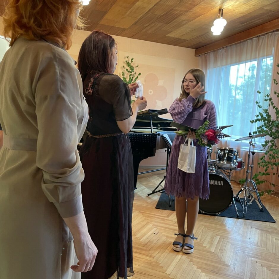 Salgales Mūzikas un mākslas skolas izlaidumā skolotājas sveic absolbenti