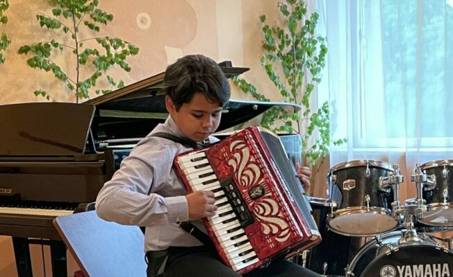 Salgales Mūzikas un mākslas skolas izlaidumā uzstājas akordeonists