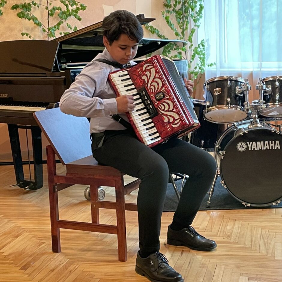 Salgales Mūzikas un mākslas skolas izlaidumā uzstājas akordeonists