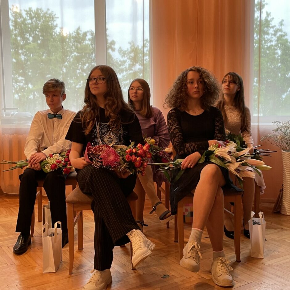 Salgales Mūzikas un mākslas skolas izlaiduma absolventi pasākuma laikā