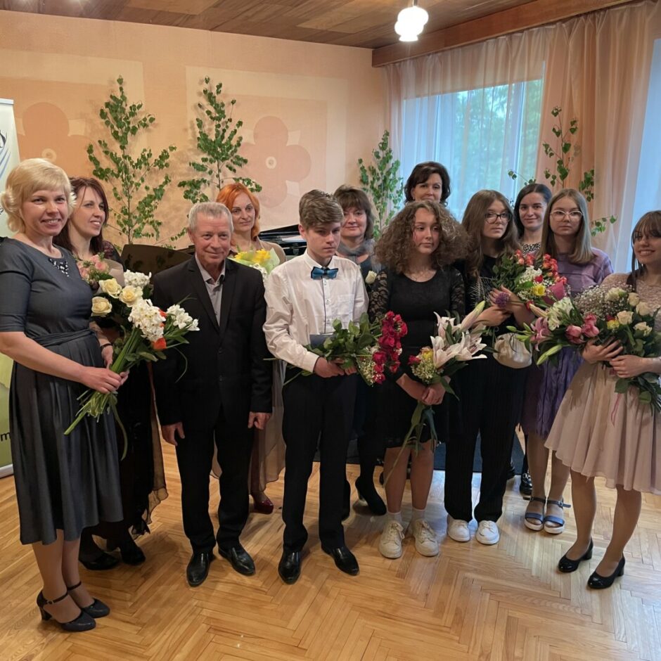 Salgales Mūzikas un mākslas skolas izlaiduma absolventi un pedagogi