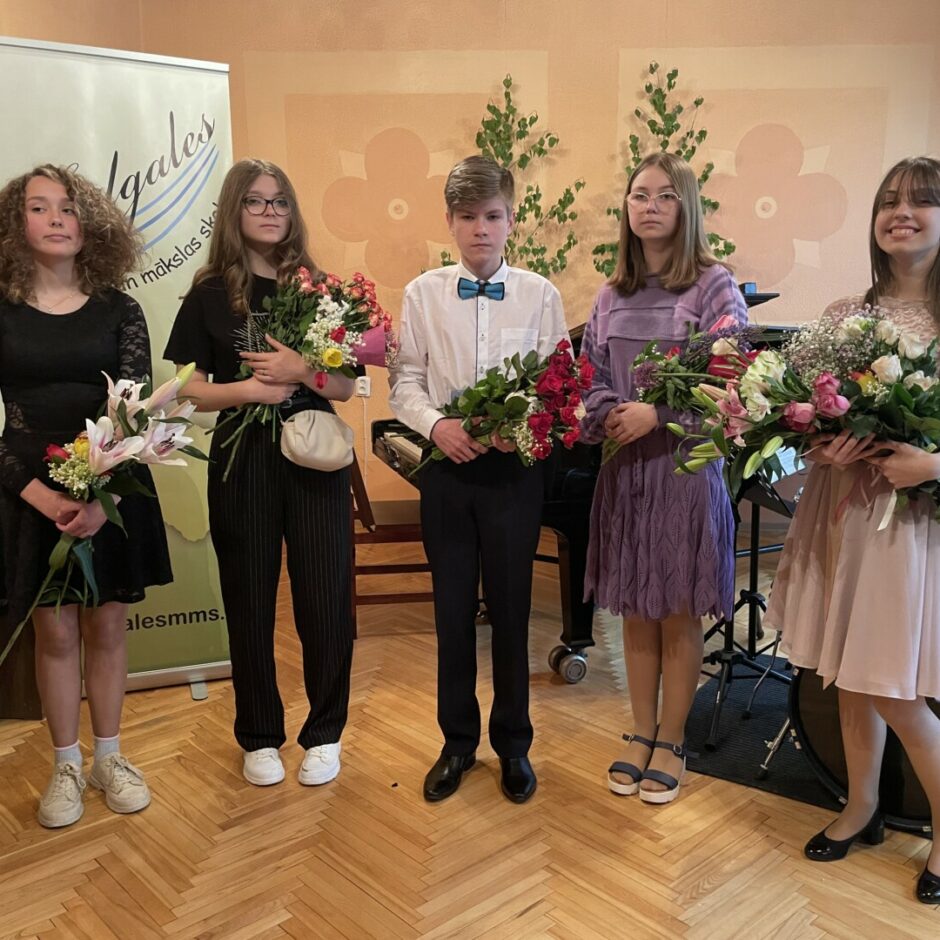 Salgales Mūzikas un mākslas skolas izlaiduma absolventi