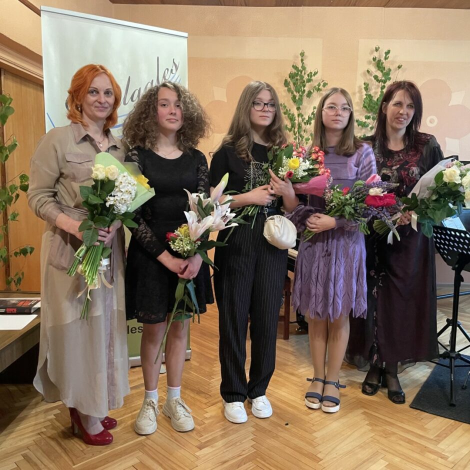 Salgales Mūzikas un mākslas skolas izlaiduma Vizuāli plastiskās māklsas pedagogi un absolventes