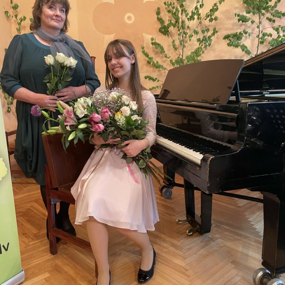 Salgales Mūzikas un mākslas skolas izlaidumā absolvente ar pedagoģi