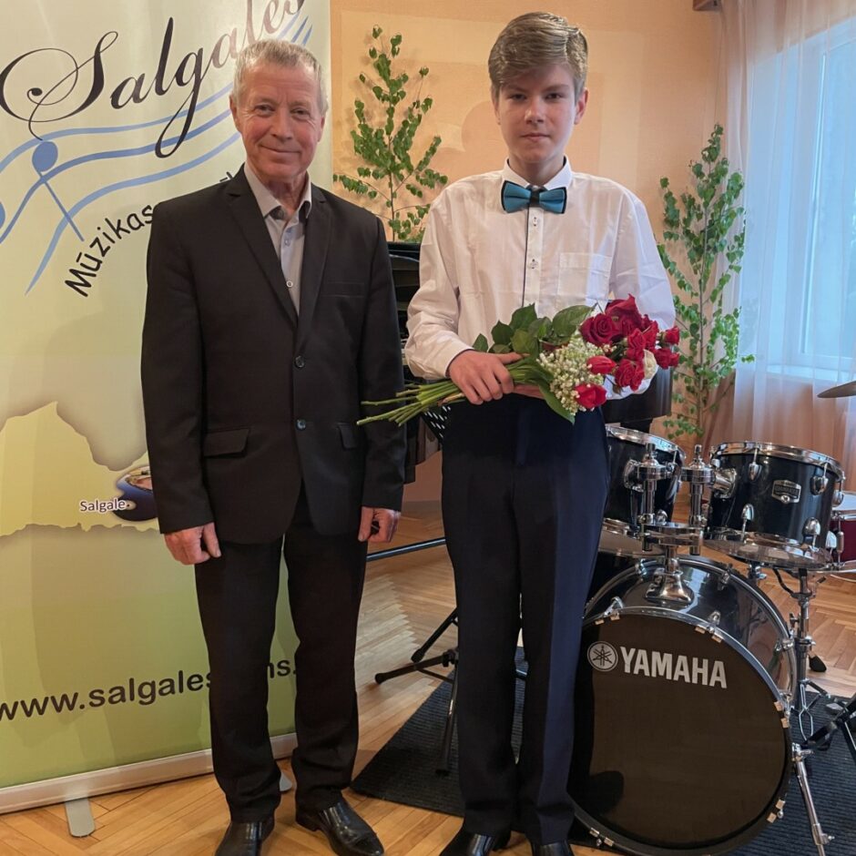 Salgales Mūzikas un mākslas skolas izlaidumā absolvents ar pedagogu