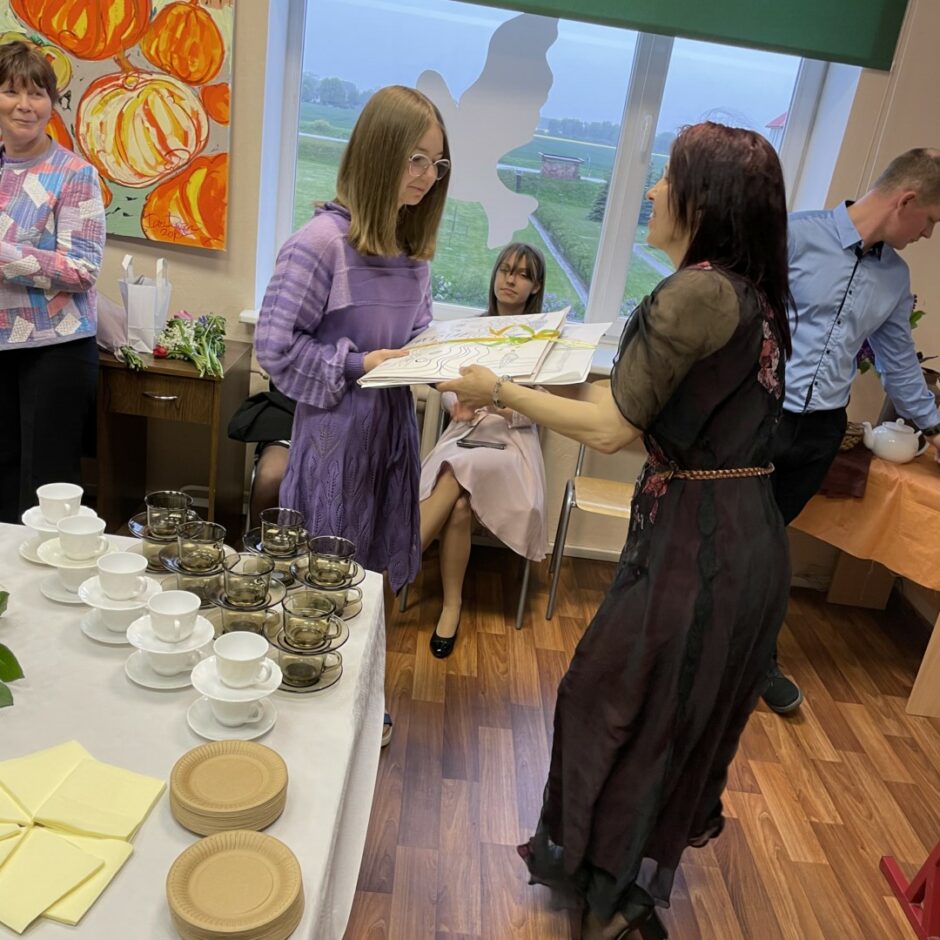 Salgales Mūzikas un mākslas skolas izlaidumā visu gadu mākslas darbus atdod to īpašniecei, māksliniecei