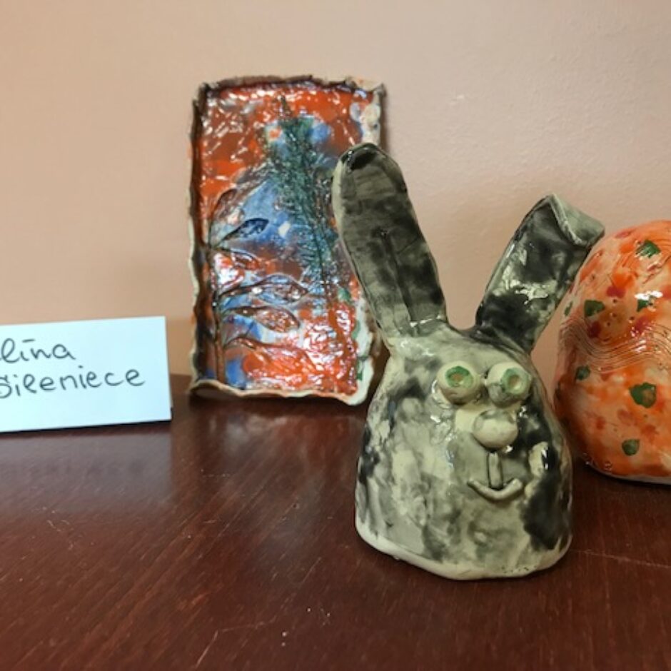 Lieldienu zaķis, ola un glezniņa, bērnu keramikas darbs