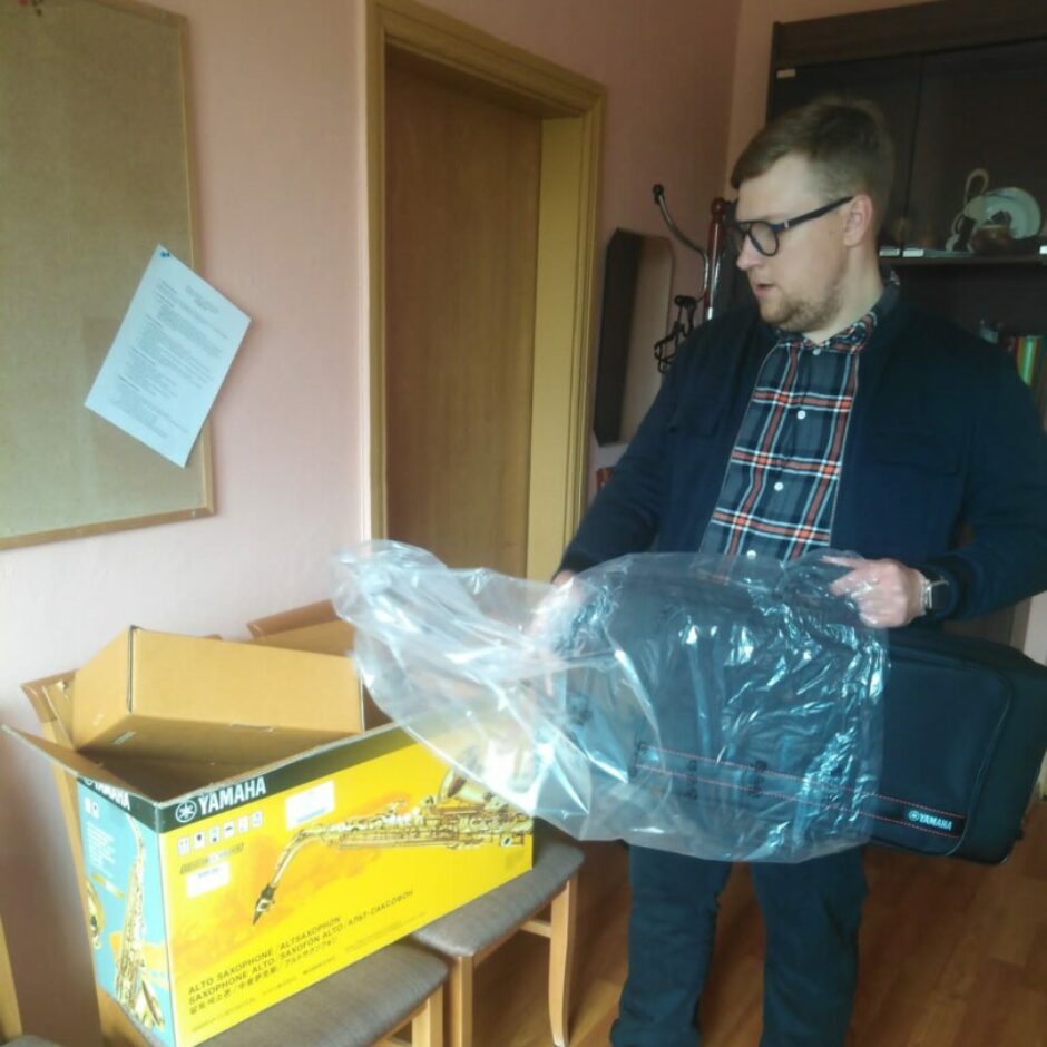 Skolotājs Artūrs Sebris atpako jaunu saksofonu