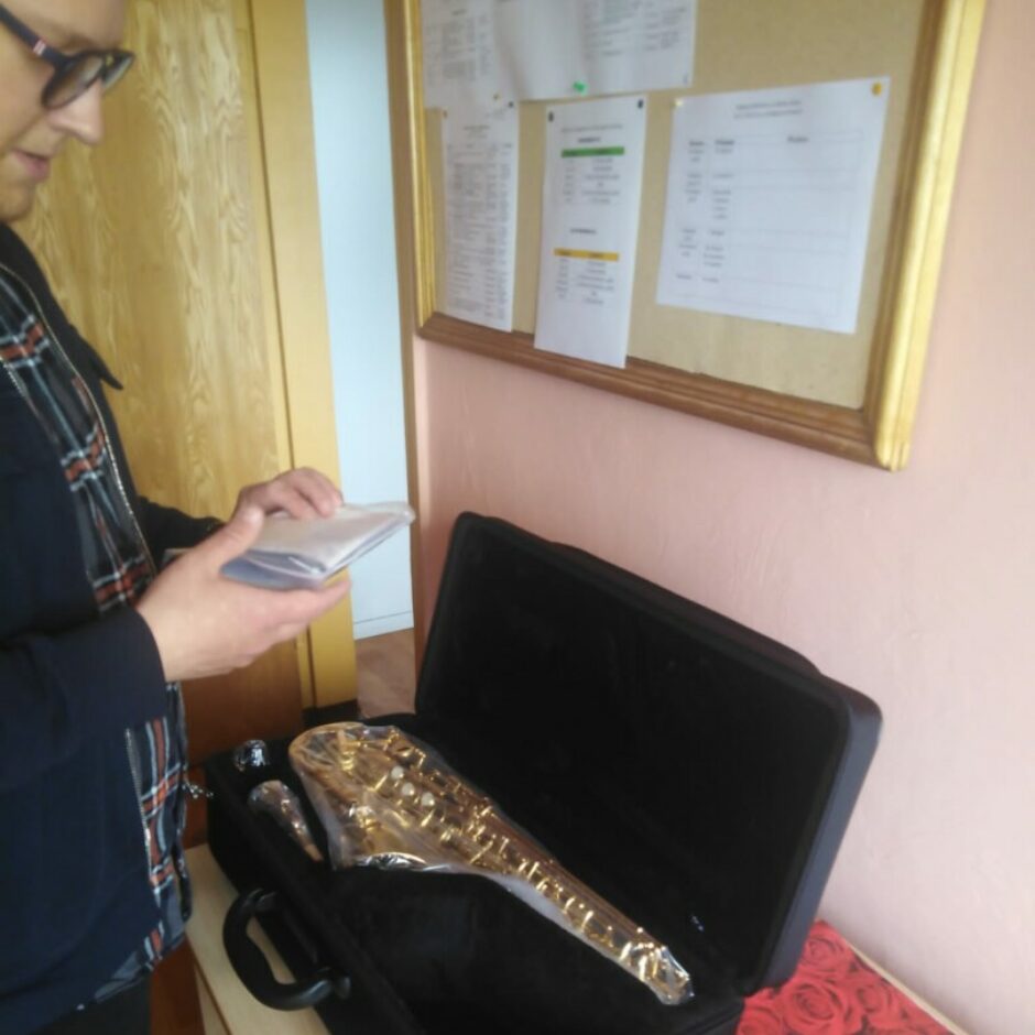 Skolotājs Artūrs Sebris atpako jaunu saksofonu