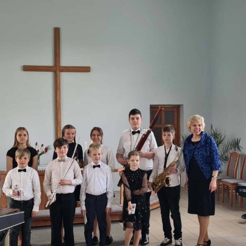 Mākslinieki ar instrumentiem kuri uzstājās Baznīcu naktī Salgales baznīcā