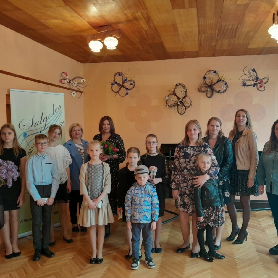 Initas Mangales klavierspēles audzēkņu atklātā mācību koncerta kopbilde