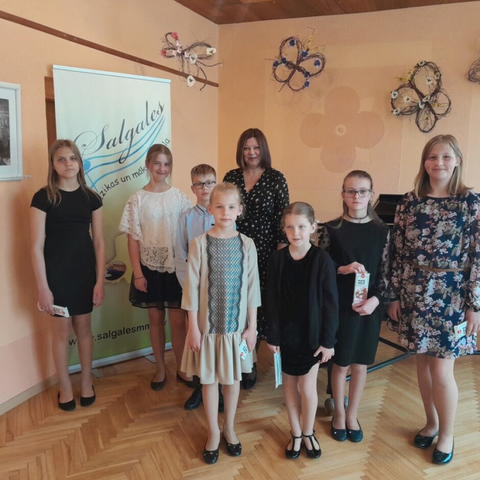 Initas Mangales klavierspēles audzēkņu atklātā mācību koncerta kopbilde