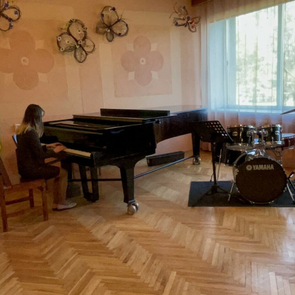 Audzēkņu vakarā audzēkne spēlē klavieres