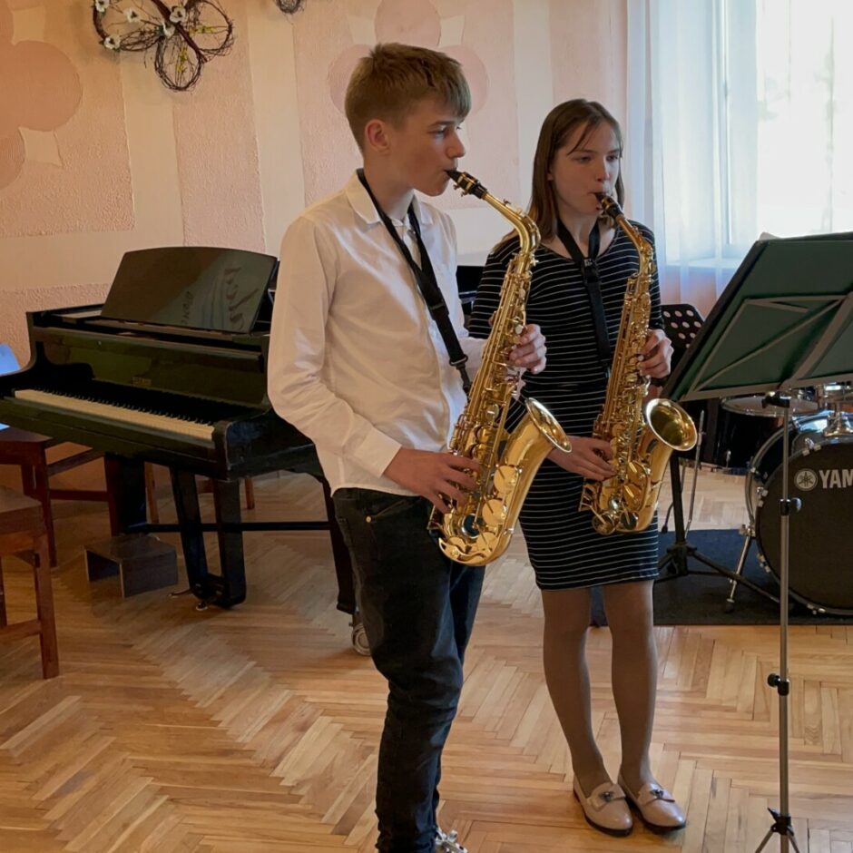 Audzēkņu vakarā audzēkņi spēlē saksofonu ansamblī