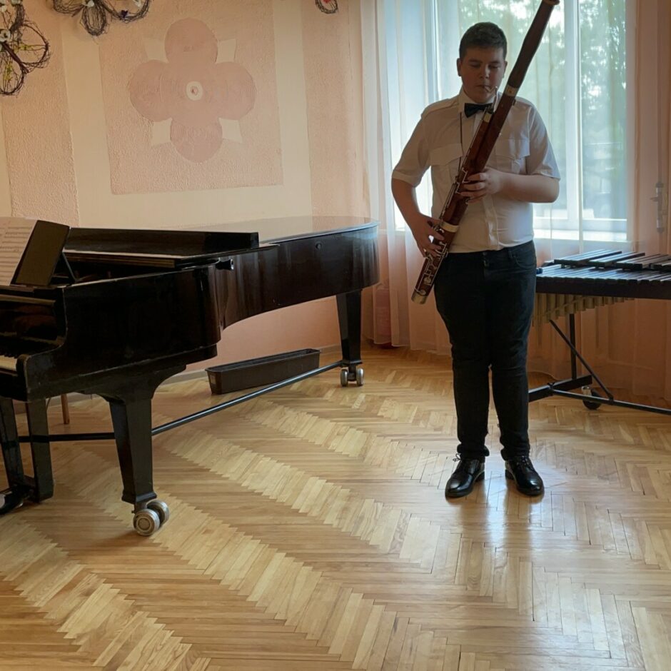 Audzēkņu vakarā audzēknis spēlē fagotu