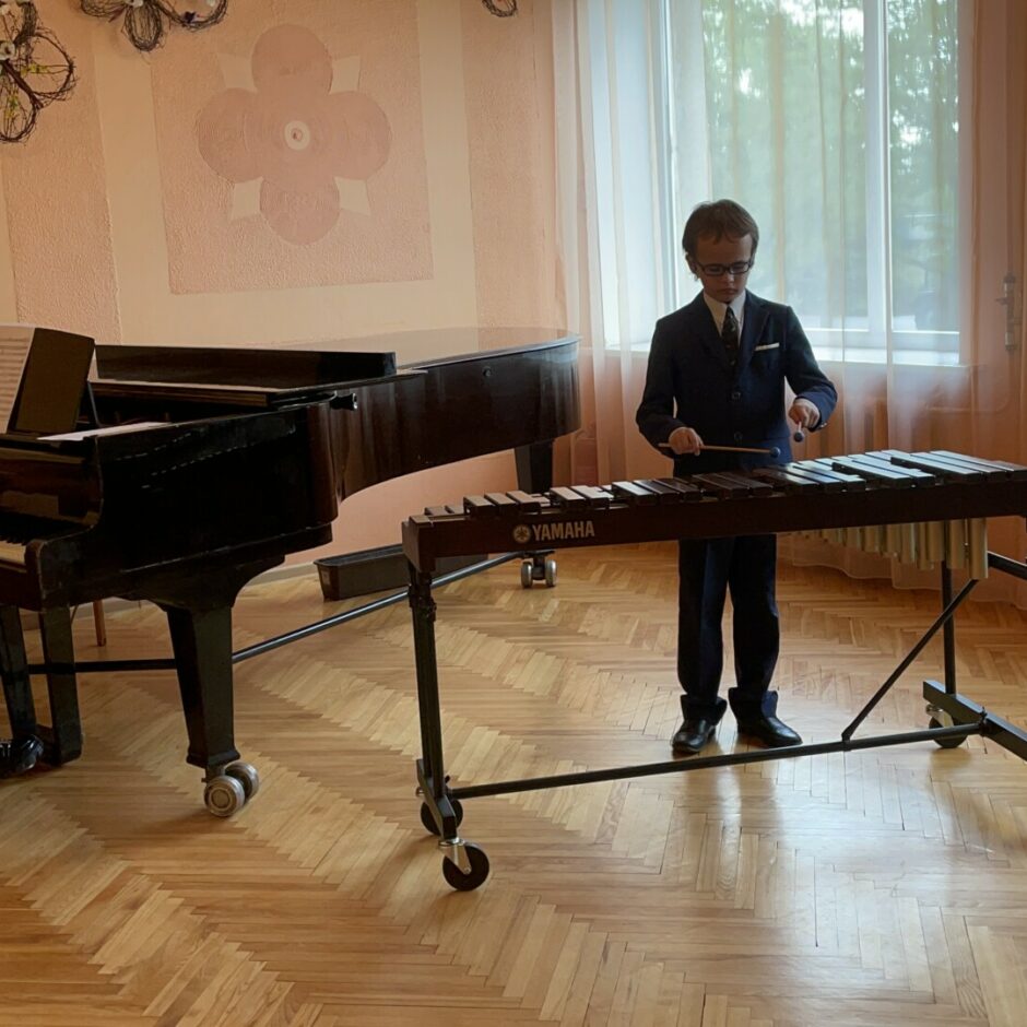 Audzēkņu vakarā audzēknis spēlē ksilafonu